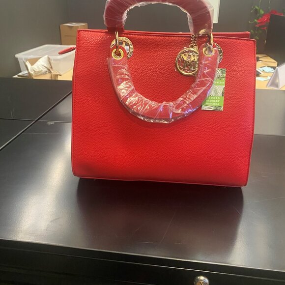 Brand New Badgley Mischka Big Logo eyelet Red Tote - W/Keychain - Picture 4 of 4